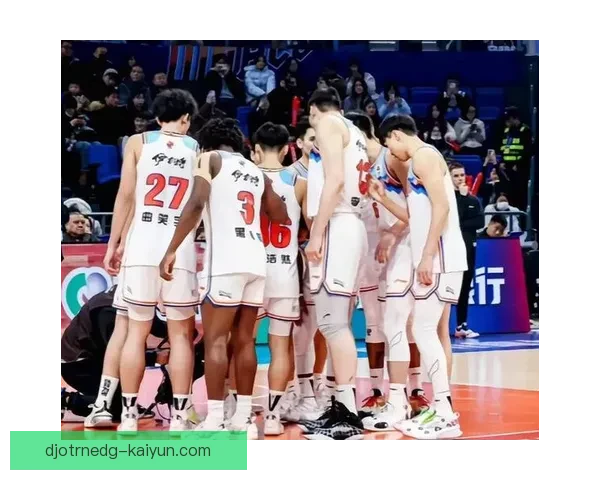 麦肯尼身体对抗表现稳健，展现出强大竞争力