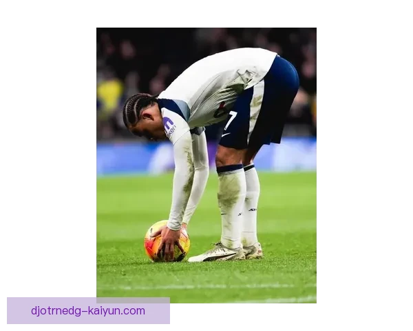 哈维·西蒙斯在莱比锡的表现稳健，引发球迷热议与期待